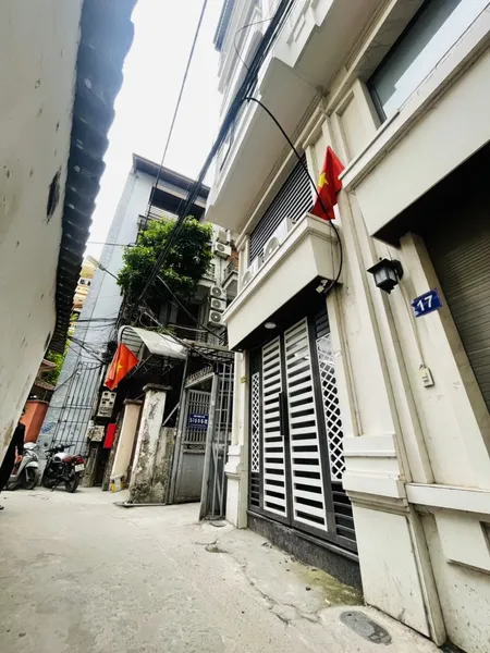 Nhà lô góc, phòng nào cũng có ánh sáng tự nhiên.
Nhà còn mới, đã full phòng, khách vào chỉ việc vận hành.