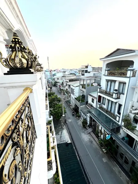 Nhà Đại Gia Gỗ không Ở Nên Bán Lại