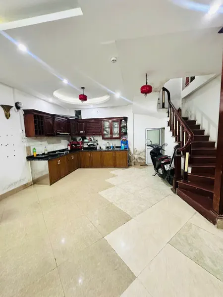 NHÀ CẦU GIẤY 40M2 5 TẦNG MONING ĐỖ CỬA NGAY SÂN ĐỖ Ô TÔ NGÀY ĐÊM CÁCH Ô TÔ TRÁNH 1 NHÀ 0961450400.