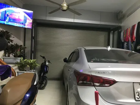 Nhà 5 Tầng Thạch Bàn, Cạnh Chợ, Ngõ Nông Ô Tô Cất Trong Nhà – Nhỉnh 6 tỷ