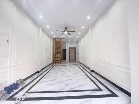 Bán nhà Cầu Đơ 5 tầng, thang máy, 45m², giá 9.x tỷ (x mầm non)