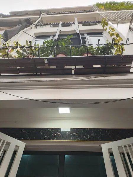 Vị trí: nhà phố Mễ Trì Hạ, ngõ rộng ba gác tránh xe máy, vài chục mét ra chợ, trường học Mễ Trì các Cấp, trường liên cấp Lomonoxop, công viên Mễ Trì,…