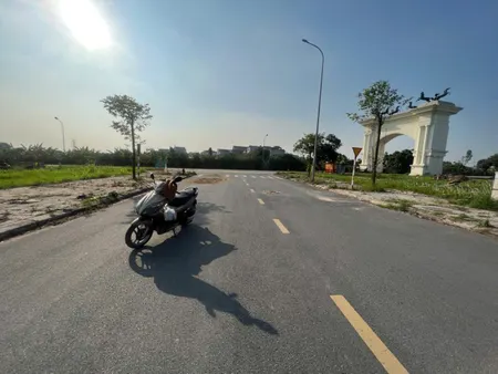 giá 4,1 tỷ. Diện tích rộng 103m2, mặt tiền 5m cực đẹp,  Pháp lý đầy đủ, 
2 mặt thoáng trước sau.