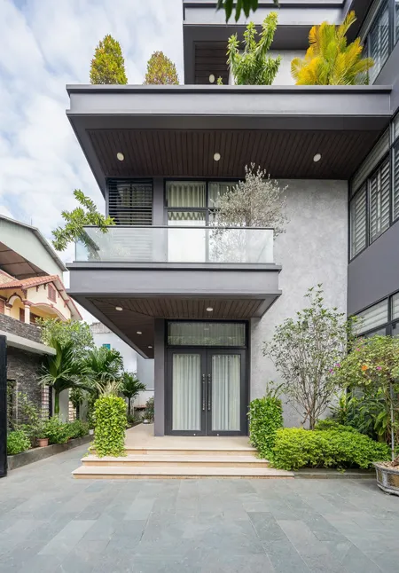 Bán Biệt thự Tây Hồ 165m² * 4 tầng, mặt tiền 11m, giá 64 tỷ, cách mặt hồ Tây chừng 50m.