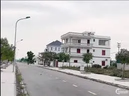 Đối diện trường Tiểu Học, vị trí đẹp không cần suy nghĩ. Vị trí quá tuyệt vời để định cư lâu dài. Diện tích: 185m² đất vuông vức, sạch sẽ. Đường trước 10m ô tô tránh nhau thoải mái. Gần trường, gần chợ, gần trung tâm không thể tiện hơn!