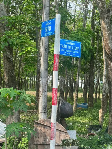 Ngộp hạ giá! Bán lô đất tặng căn nhà mt đường số 518 trải đá xe tải, dt 2.703m, có 300m thổ cư, xã Nhuận Đức.