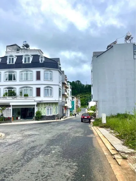 Bán nhà mới xây 2 mặt tiền : Giá 7 tỷ 8  - KQH, An Sơn , P4 , TP Đà Lạt  - Diện tích sàn : 250m  - Sổ riêng xây dựng  - 2 mặt tiền đường nhựa 9m  - Nhà 1 trệt 2 lầu và 1 áp mái  - Được 7 phòng ngủ và 6 Tolet  - Hướng : Đông Nam và Tây Nam  - Thích hợp mua