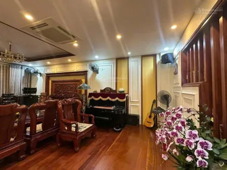 Bán rất gấp nhà hơn 8.3 tỷ - mặt tiền 5.4m, Lê Hồng Phong, sát chợ Hà Đông, gần ô tô, thoáng mát.