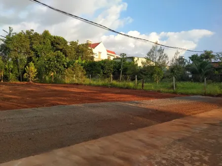 CẦN BÁN 2 LÔ 550M2 SẴN T.CƯ SÁT BÊN CHỢ, TRƯỜNG HỌC ĐƯỜNG THÔNG VÀO KCN. GIÁ 239TR