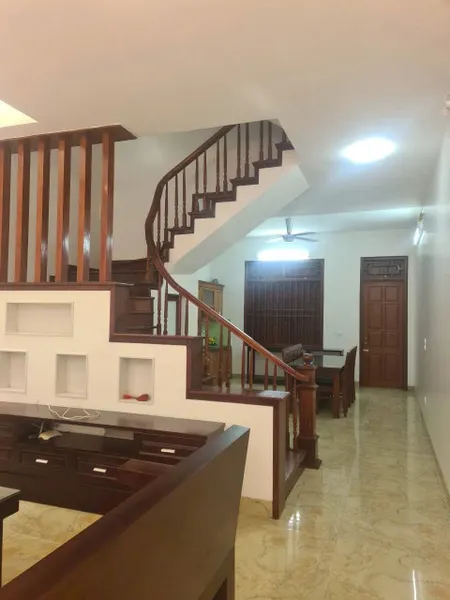 Nhà 132m2, 3 tầng nội thất đầy đủ, đường 2 ô tô đi //. sân để 2 con ô tô .5 phòng ngủ  không lỗi phòng thủy 5 phút ra chợ trường học siêu thị đường liên thôn
LH 0982972712 để đc xem nhà miễn phí