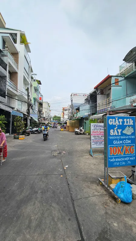 XE HƠI ĐẬU TRONG NHÀ NGANG 4 X10 -4T TRUNG TÂM Q4 
NHÀ MỚI CÓ 7 TỶ