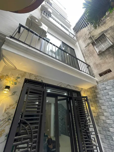 Cho thuê nhà nguyên căn mới, Thang Máy 98 Vũ Trọng Phụng 6 tầng x 40m2, 4PN  kk, 20.5 triệu
