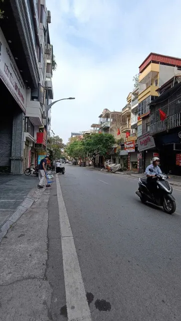 BÁN ĐẤT TẶNG DẪY NHÀ MẶT TIỀN PHỐ VỌNG, 1100 M2, MẶT TIỀN 30 M, GIÁ 358 TỶ.