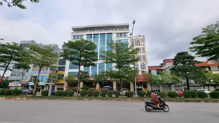 (Tin thật 100%) Bán tòa VP cao cấp 2 mặt tiền 136m2 x 9T tại mặt phố Trần Vỹ - Cho thuê 2,2 tỷ/năm