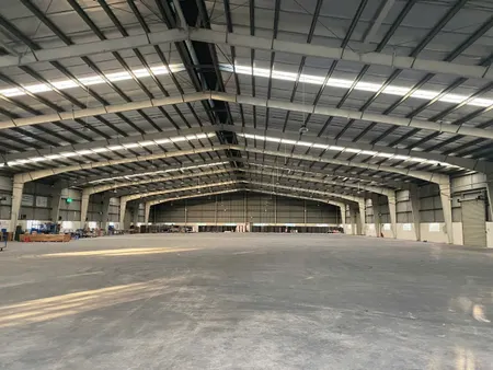 Cho Thuê Nhà Xưởng Trong KCN Nhơn Trạch, Đồng Nai - Tổng diện tích khuôn viên đất: 32.000m2 - Diện tích xưởng: 20.000m2 Gồm Có 2 Xưởng ( 10.000 + 10.000 ) - Diện tích văn phòng: 1.500m2 - Pccc tự động , trạm điện 2000 KVA  - Hồ sơ pháp lý hoàn công có đầy