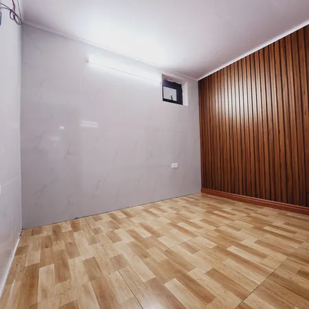Bán căn hộ tập thể Tầng 1 đường Hoàng Đạo Thành, Thanh Xuân, nhà đẹp, ngõ thông, 10m ô tô tránh
