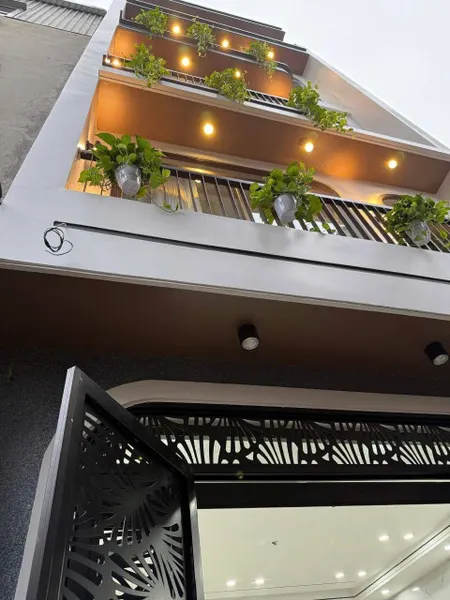 Phố Trạm,Long Biên nhà mới chỉ việc xách vali vể ở DT38m2 giá chào 7.9 tỷ