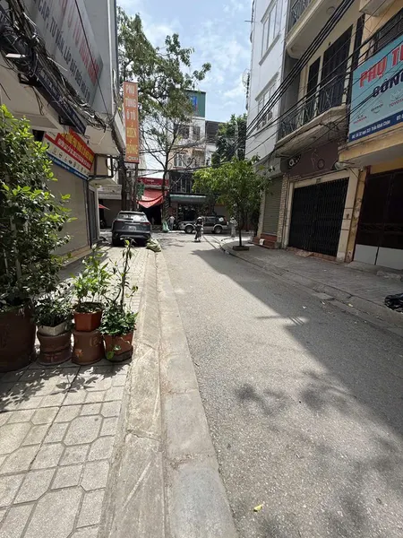 GIÁ 15 TỶ TRẦN KHÁT CHÂN HAI BÀ TRƯNG XE CHẠY VÒNG QUANH