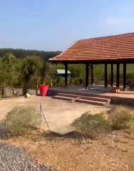 BÁN GẤP LÔ ĐẤT NGHỈ DƯỠNG 2.240M² – NGAY TRUNG TÂM THỊ TRẤN – CÓ NHÀ & HỒ SẴN