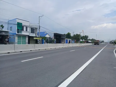 Bán lô đất rộng 2400m2. Tặng căn BIỆT THỰ đẹp LONG LANH sát đường DT870 lên Cầu Rạch Miễu 2.