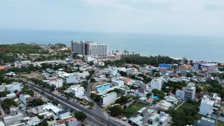 cần tiền bán gấp mặt tiền đường nhựa rộng 40m , cách biền chỉ 400m