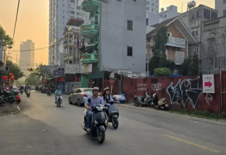 Nhà cấp 4, sổ đỏ toàn phần, DT 60m2, hướng Đông Nam, hai mặt thoáng, đường rộng 2.8m ô tô vào nhà