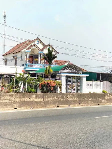 Chủ định cư nước ngoài cần bán nhanh căn nhà Tâm Huyết nhà 2 tầng kiêng cố mới đẹp 
Mặt tiền Ql1A Ngọc Sơn .Ninh An . Tx Ninh Hoà. Tỉnh Khánh Hoà - Dt 380m2 ngang 10m - Giá 4,1 tỷ