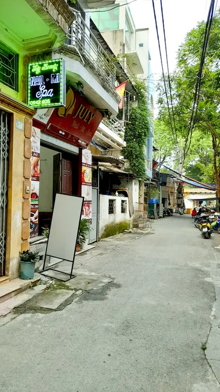 Cho thuê nhà 3 tầng vừa ở và kinh doanh, tại phố Ngọc Lâm - Long Biên, gần bến xe, giá: 8 tr/tháng