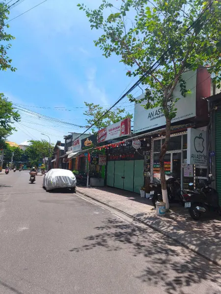 Bán đất tặng nhà 3 tầng mặt tiền đường Nguyễn Đình Chiểu, Vĩnh Phước, Nha Trang.
 Diện tích: 281m2, ngang 7m dài 40m. Hướng Tây Nam
Giá bán: 26.5 tỷ ~ 94,3tr/ 1m2 (thương lượng)
LH:  nguồn e Ngọc