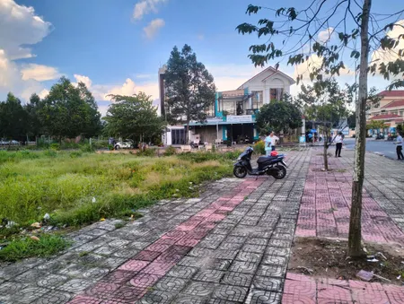 Chính chủ bán đất full thổ cư mặt tiền đường Nguyễn Trãi, Thị Xã Long Mỹ, Hậu Giang SHR