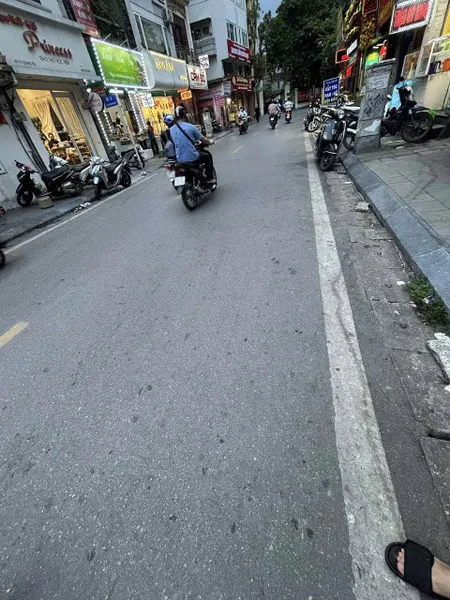 Mặt Phố Hoa Lư, Hai Bà Trưng,cạnh ĐH Bách Khoa,vỉa hè ,kinh doanh,33M2,6T, 16 tỷ