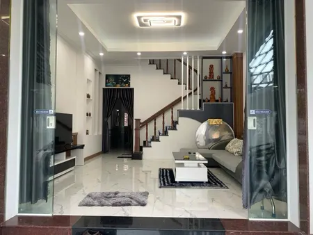 🌿🏠Nhà 1 trệt 2 lầu, mặt tiền đường 28m, nhà đẹp kiên cố, xây dựng chắc tay, full nội thất 🏠🌿  🎋KDC Hoàng Hảo, Thanh Đức, Long Hồ, Vĩnh Long 🌈Diện tích đất 95,9m2 (5mx19,3m) 🌸Diện tích sàn 208,5m2 🛎️Sổ nhà hoàn công 🌷Hướng: Chính bắc  ⚙️Kết cấu: 1 phòng kh