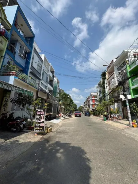 BÁN NHÀ - MẶT TIỀN KINH DOANH - KHU TÊN LỬA - 100M2 - 5 X 20M - CHỈ 13.7 TỈ