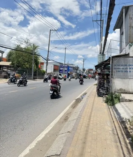 Bán lô đất Ngay QL50 , Gần UBND Bình Đông , 100m2 - SHR - 550 Triệu
