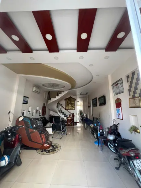 Bán nhà mặt tiền đường ô tô Quận 2 nhà 3 Lầu 5pn cách Lê Văn Thịnh 100m giá TL