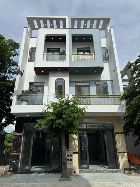 NHÀ PHỐ 2 LẦU SÂN XE HƠI PHÒNG NGỦ DƯỚI GẦN NGÃ TƯ BÌNH CHUẨN