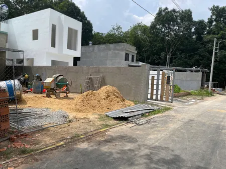 CÒN 2 LÔ CẶP BÊN CHỢ HOÀNG GIA CHÍNH CHỦ CẦN RA