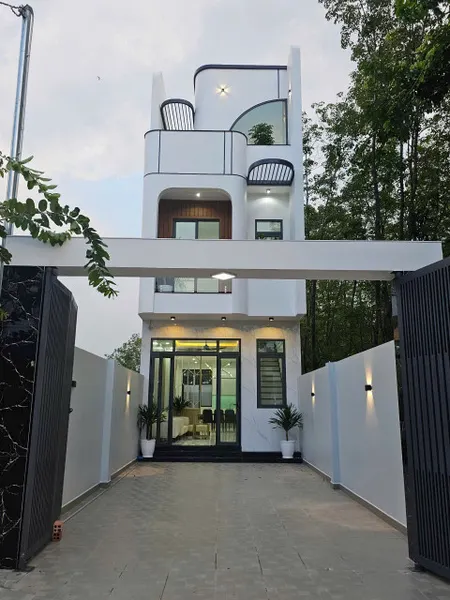Nhà 1 trệt 2 lầu đẹp Mt Dx082 Định Hoà-Tp.TDM (phường chánh Hiệp-TP.HCM) ngay BV1500 giường kinh doanh,mở phòng khám,quầy thuốc quá ok