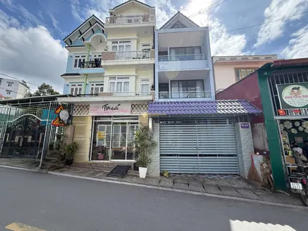 Homestay mặt tiền cách chợ Đà Lạt 2km 80m2 vuông vức 4 tầng hoàn công