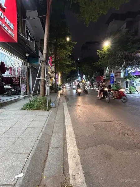 Khâm thiên, đống đa. dt 52m², cấp 4, mt 13m, giá 9,86 tỷ. lô góc, cách mặt phố 20m