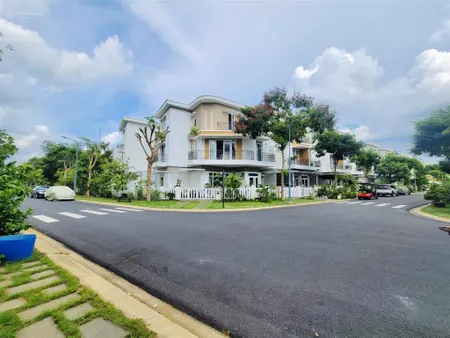 Cần bán nhà phố lovera park căn góc 105m2 đối diện công viên thoáng mát