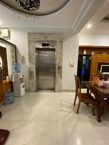 Quận 11 cần bán nhanh biệt thự mặt tiền đường cư xá lữ gia, có sẵn tháng máy, gara để 2 xe hơi rông