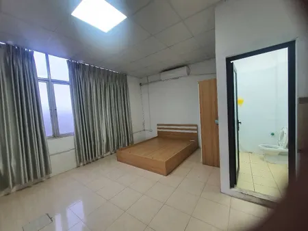 Cho Thuê nhà Mặt Phố Giải Phóng (ngay bến xe Giáp Bát), 400m* 3 tầng KD bất chấp