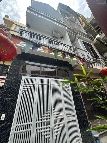 Nhà dân xây 3 tầng diện tích rộng, sát bãi đỗ oto tại chiến thắng la khê
