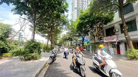 Bán gấp nhà mặt phố vũ tông phan, dt 136m2, giá 32 tỷ, vỉa hè rộng, kd sầm uất