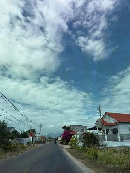 Cần bán miếng đất 3 mt, ngay gần sát thành phố phan thiết. đường ô tô vào tận nơi, ra biển 15 p