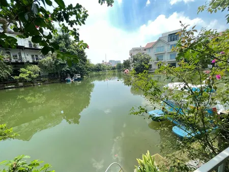Bán gấp bt bằng lăng 05 03 hướng đb, diện tích 250m2 xd 495m2 khu vip view hồ rộng, giá 68.5tỷ