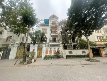 Biệt thự công viên cầu giấy 310m2, 5 tầng thang máy, có hầm ở sướng giá hợp lý