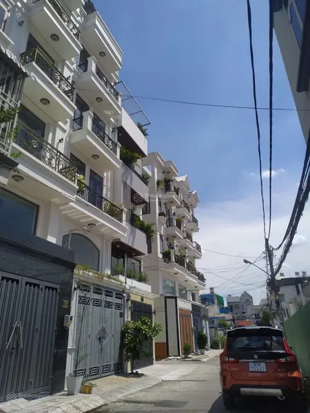 Gia đình xuất ngoại bán gấp nhà 4 lầu hxh 8m ngay cầu bông,giáp quận 1,dt 5m x 9m có 3pn,3wc,7,8 tỷ