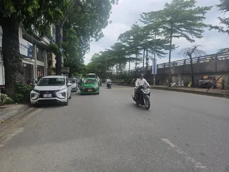 Nhà mặt đường bưởi, vỉa hè rộng, kinh doanh đỉnh, diện tích 40m2, mặt tiền 4m, giá 12,55 tỷ